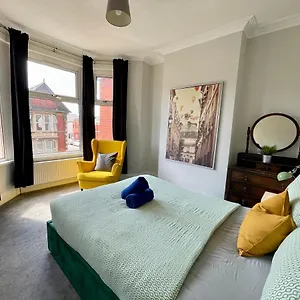 Edwardian Centre House For Big Groups, Offroad Parking & Hot Tub! United Kingdom